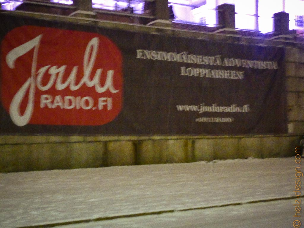 Werbung zu Füssen der Kirche – joulu radio – Weihnachtsradio