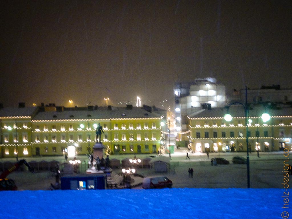 Blick zur Sofiankatu – Blau liegt der Schnee vor der Tuomiokirkko