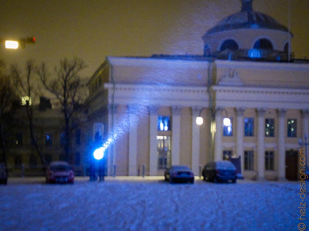 Schnee tanzt im Scheinwerferlicht