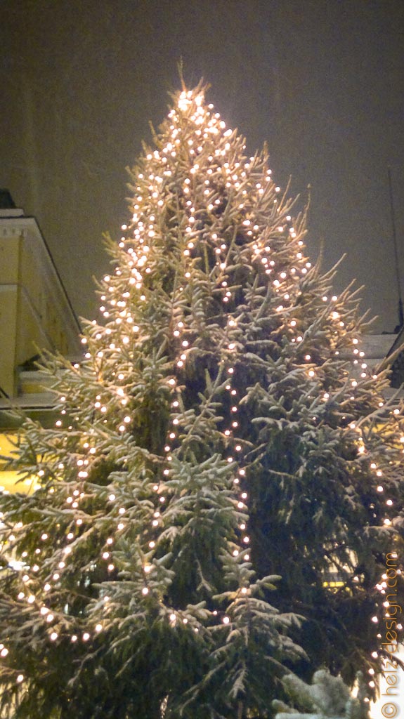 Weihnachtsbaum vorm Cafe Kappeli