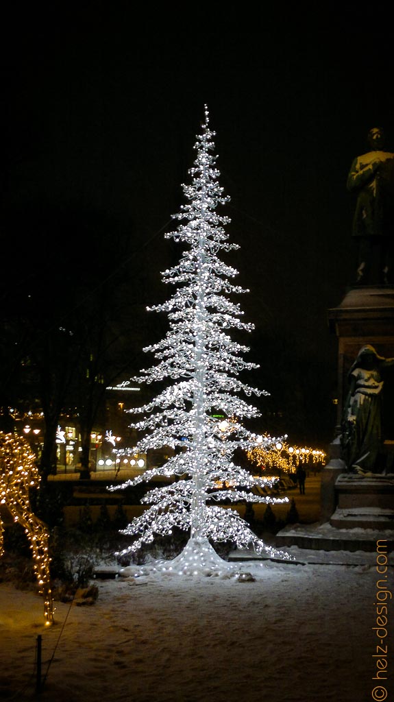 Baum und Deko um die Statue des Dichteres Johan Ludvig Runeberg.