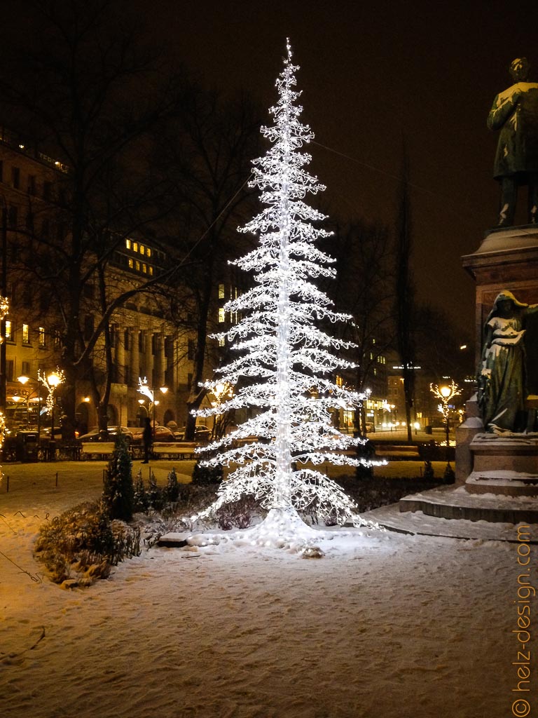 Weihnachtsbaum am Runebergin Denkmal