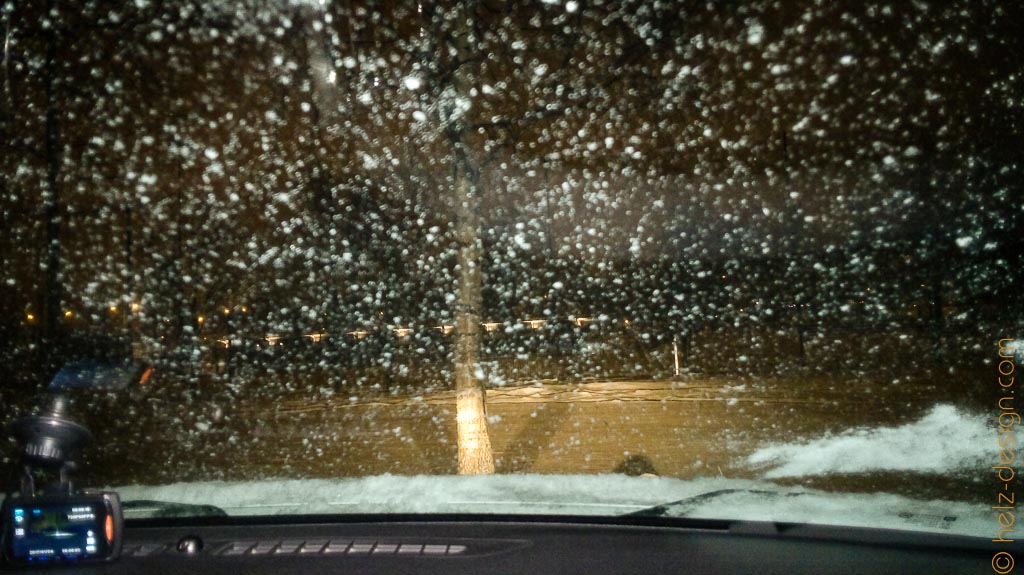 Schnee auf der Autoscheibe