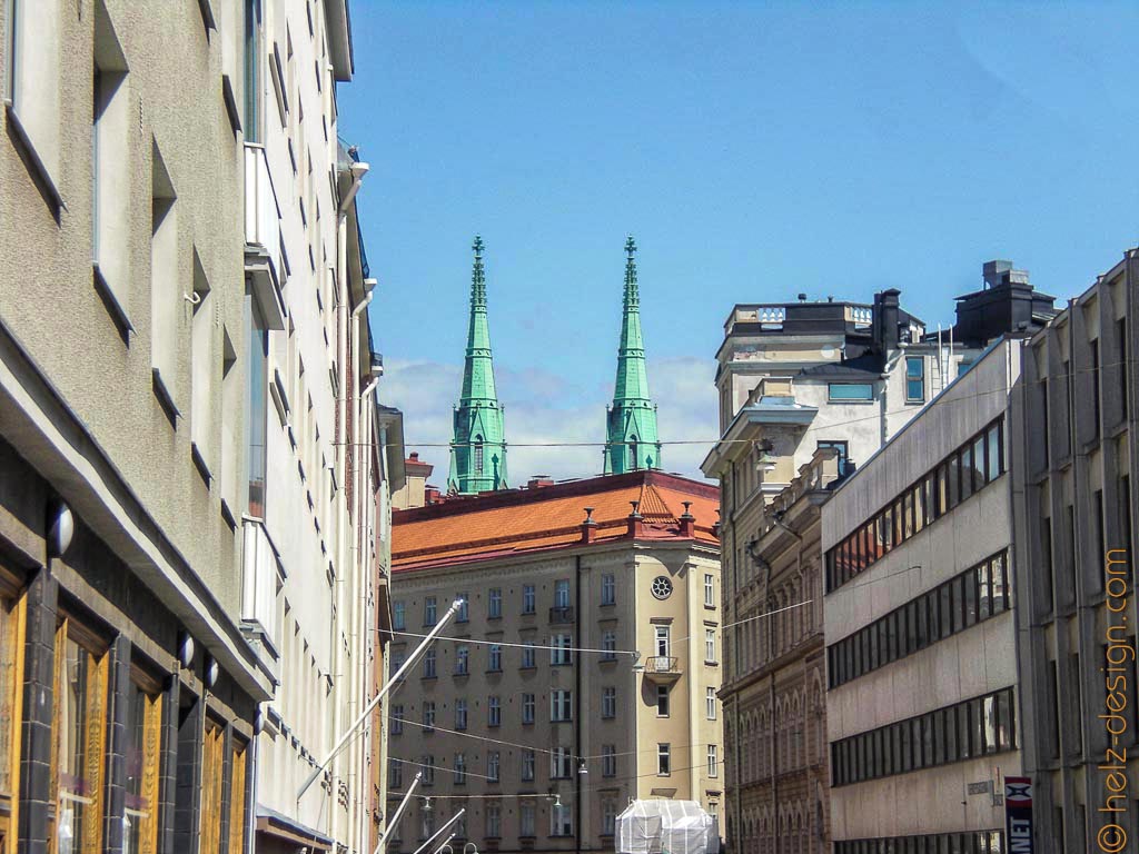 Pursimiehenkatu und Blick auf die Türme der Johanneksenkirkko, der St. Johannes Kirche