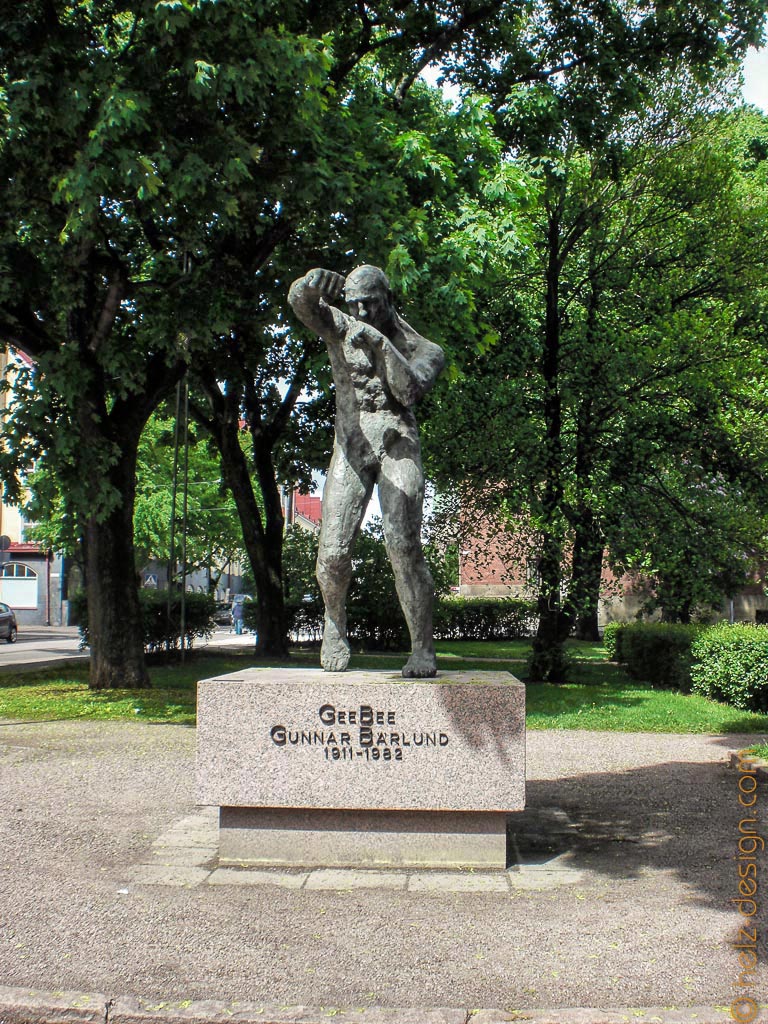 Statue des Boxers Gunnar „GeeBee“ Bärlund im Paavalinkirkon puisto 