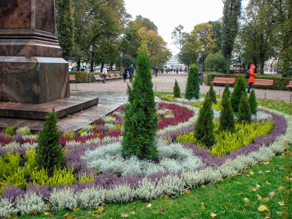Herbstlicher Blumenschmuck um das Denkmal