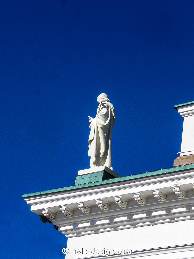 Tuomiokirkko – Apostel auf dem Dach