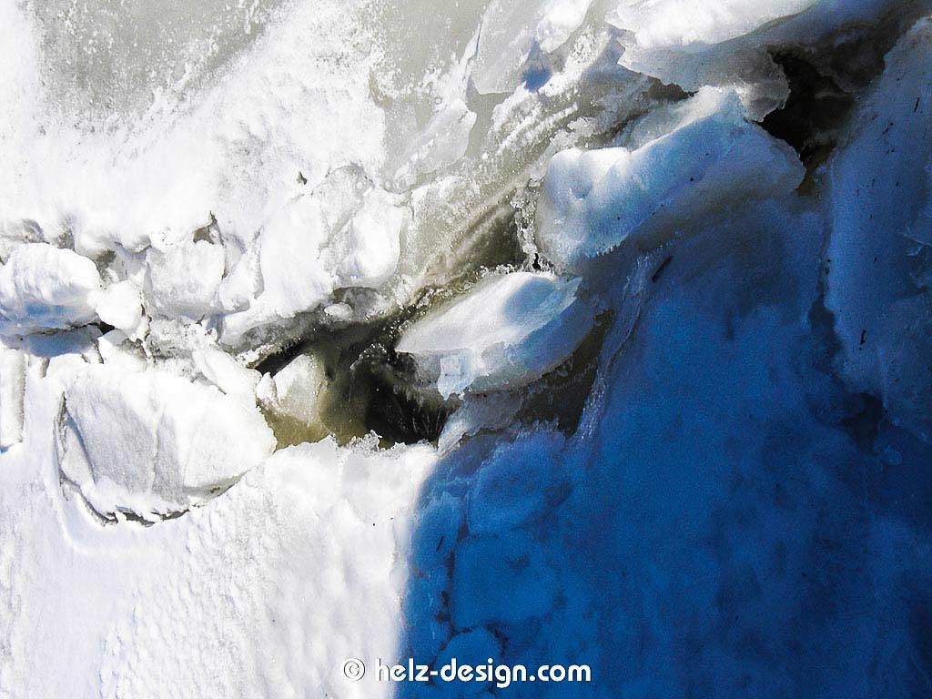 Eisblöck – man kann gut sehen, wie dick es gefroren ist