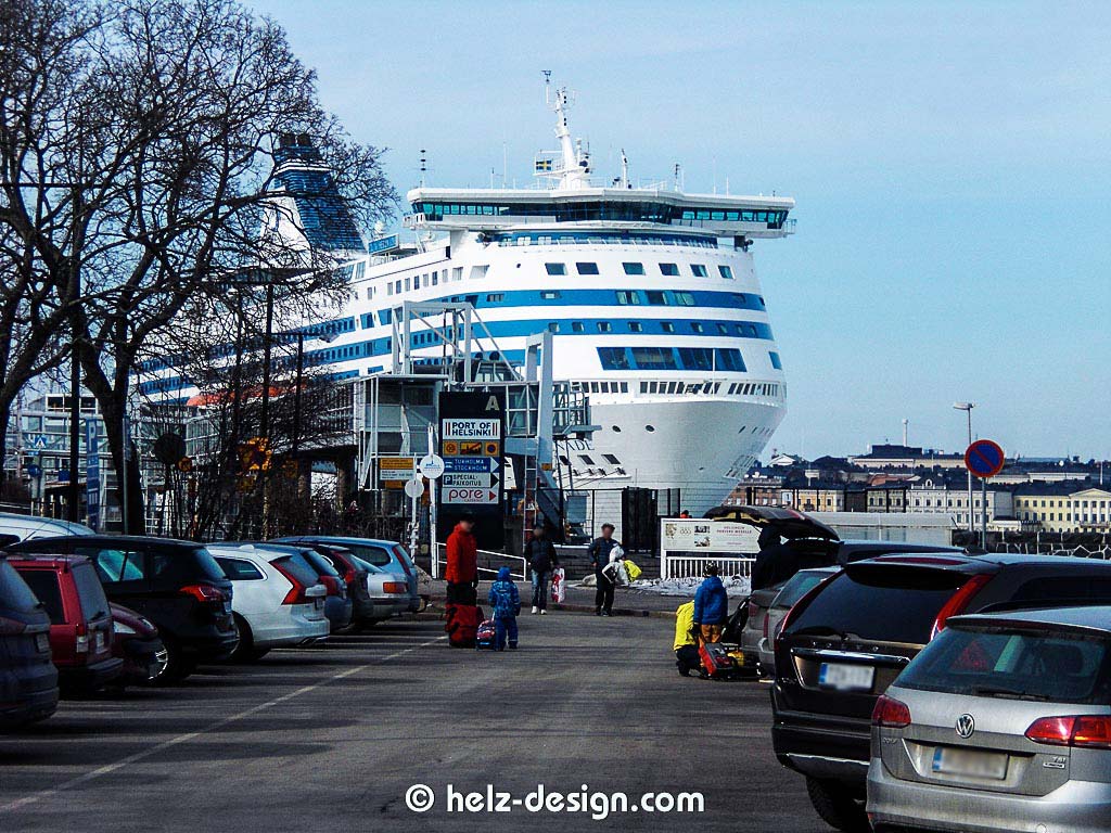 Parkplatz vorm Olympiaterminaali mit der großen Fähre von Silja Line