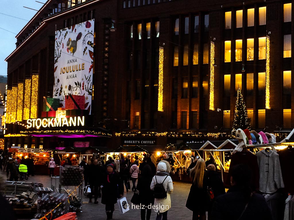 Stockmann und der kleine Weihnachtsmarkt an den drei Schmieden – Kolme Sepää