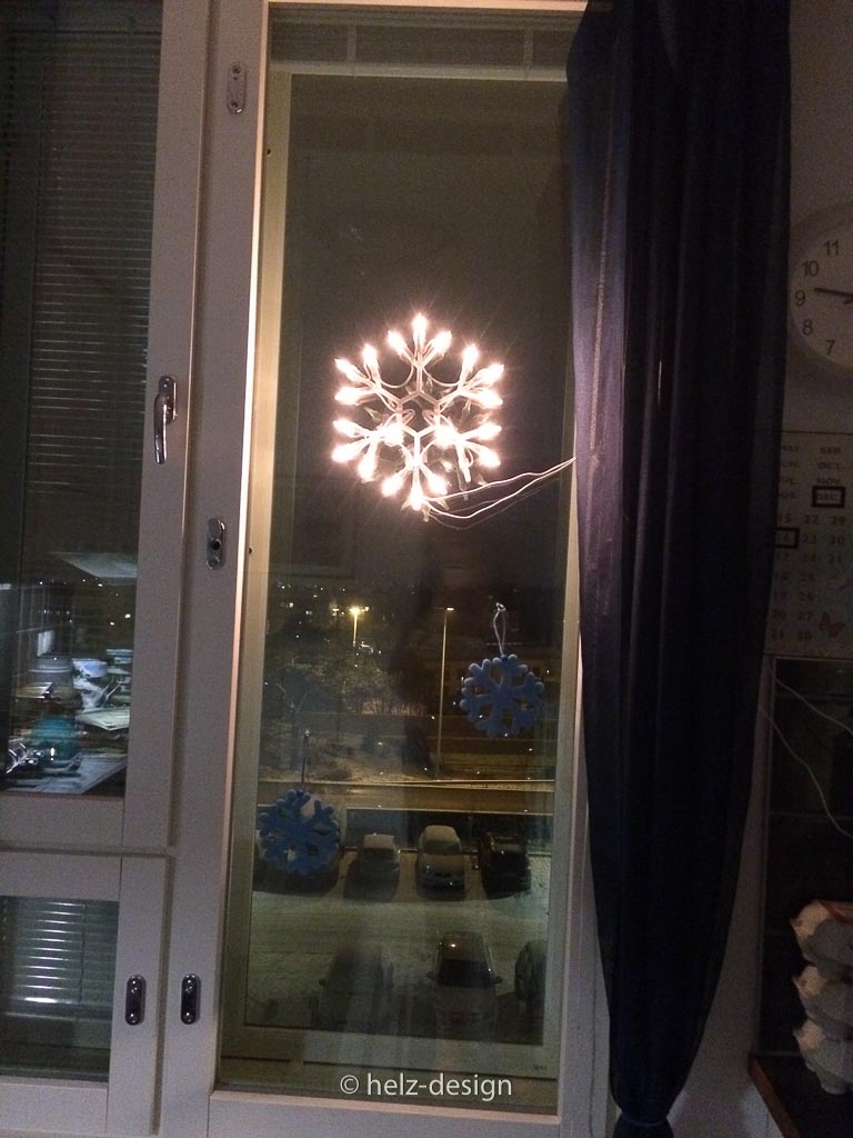 Leuchtender Stern in Helsinki mit Schneeflocken aus Berlin 