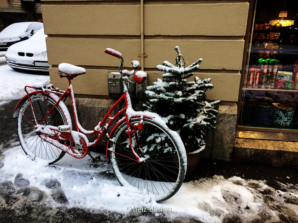 ein rotes verschneites Fahrrad