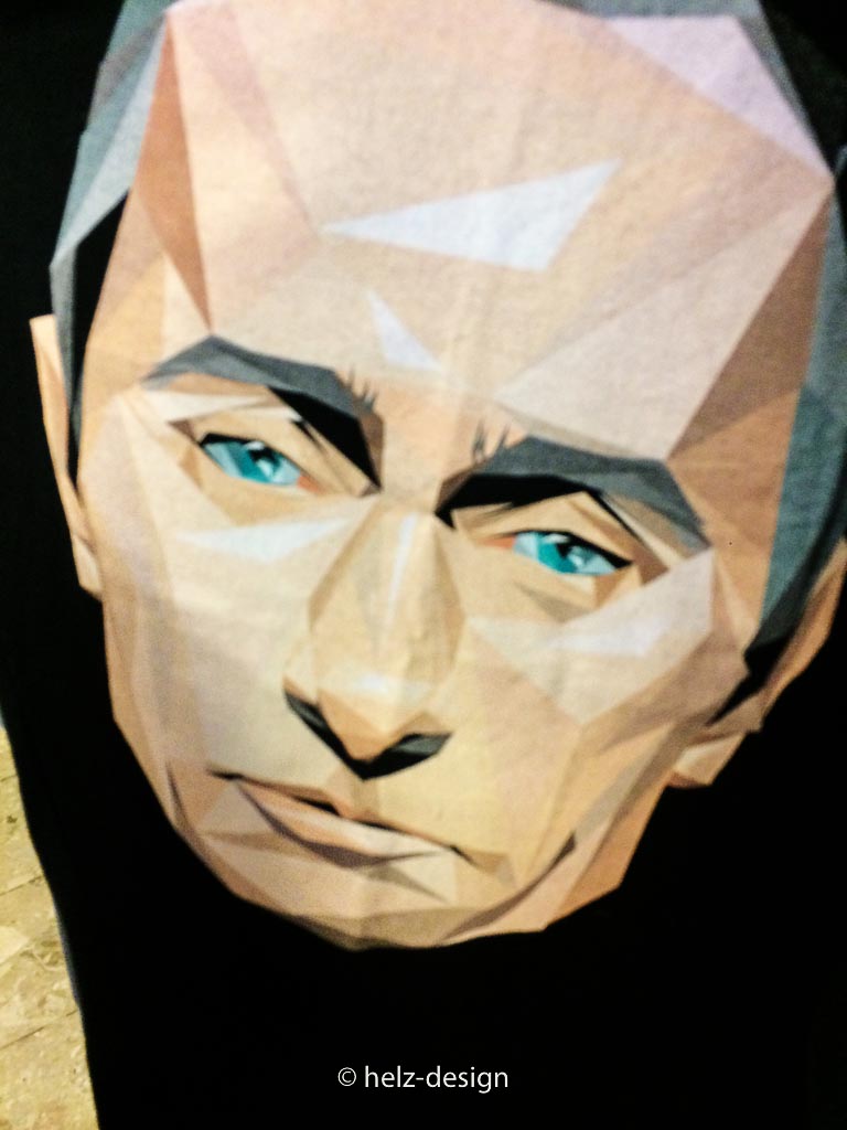 Kaivarin Kanuuna: Ist das Putin auf dem Shirt? Wer zieht so was an? 