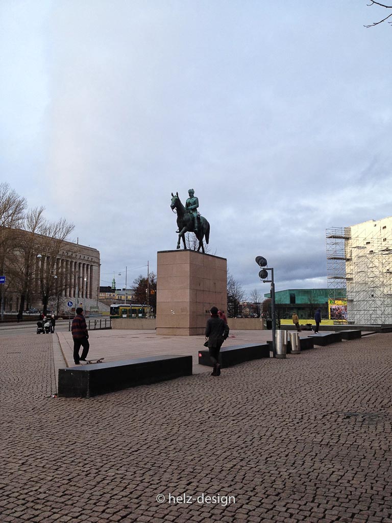 Mannerheimin patsas – Mannerheimdenkmal