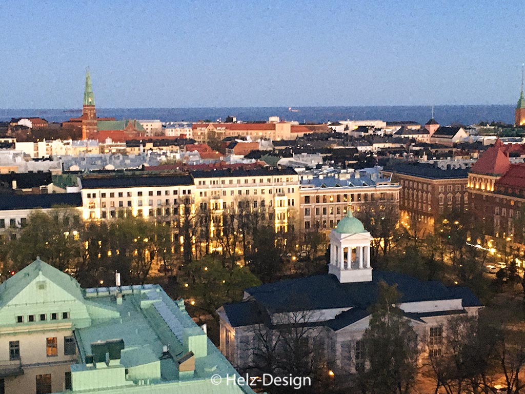 Im Hintergrund das Meer – der Turm der Johanneksenkirkko  – angeschnitten der von Mikael Agricola, im Vordergrund Häuser am Bulevardi, Vanha Kirkkopuisto, Vanha Kirkko