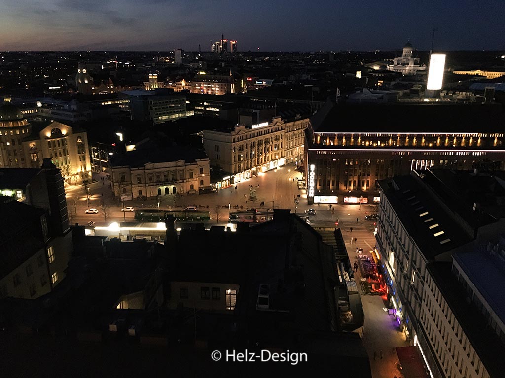 Im Hintergrund die Türme von Kalasatama – Tuomiokirkko – vorne Virgin oil – Vanha Ylioppistotalo – Kolme Seppää – Alesksanterinkatu – Mannerheimintie – Stockmann – Kalevankatu