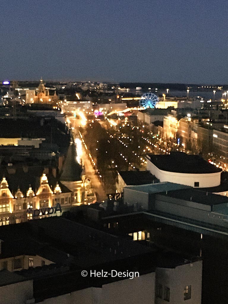 im Hintergrund Uspenski katedraali, das Riesenrad (türkis) Esplanadi – Svenska teattern