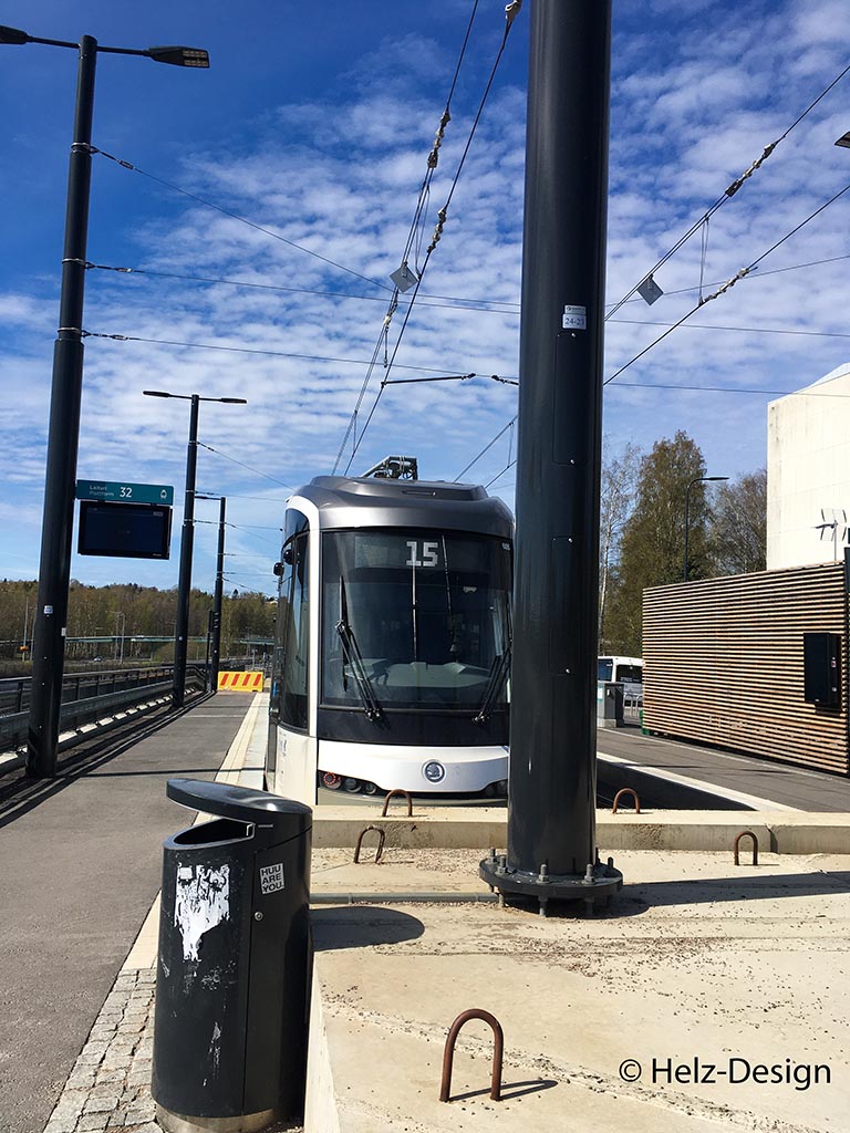 Tram 15 an der Haltestelle Itäkeskus