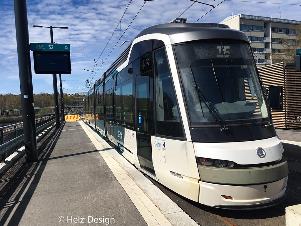 Tram 15 an der Haltestelle Itäkeskus