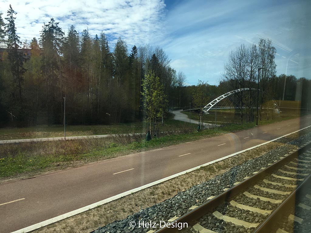 Fahrt über den Vantanjoki mit Brücke