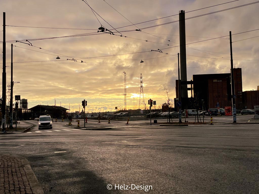Suvilathi und Kraftwerk Helen im Sonnenuntergang