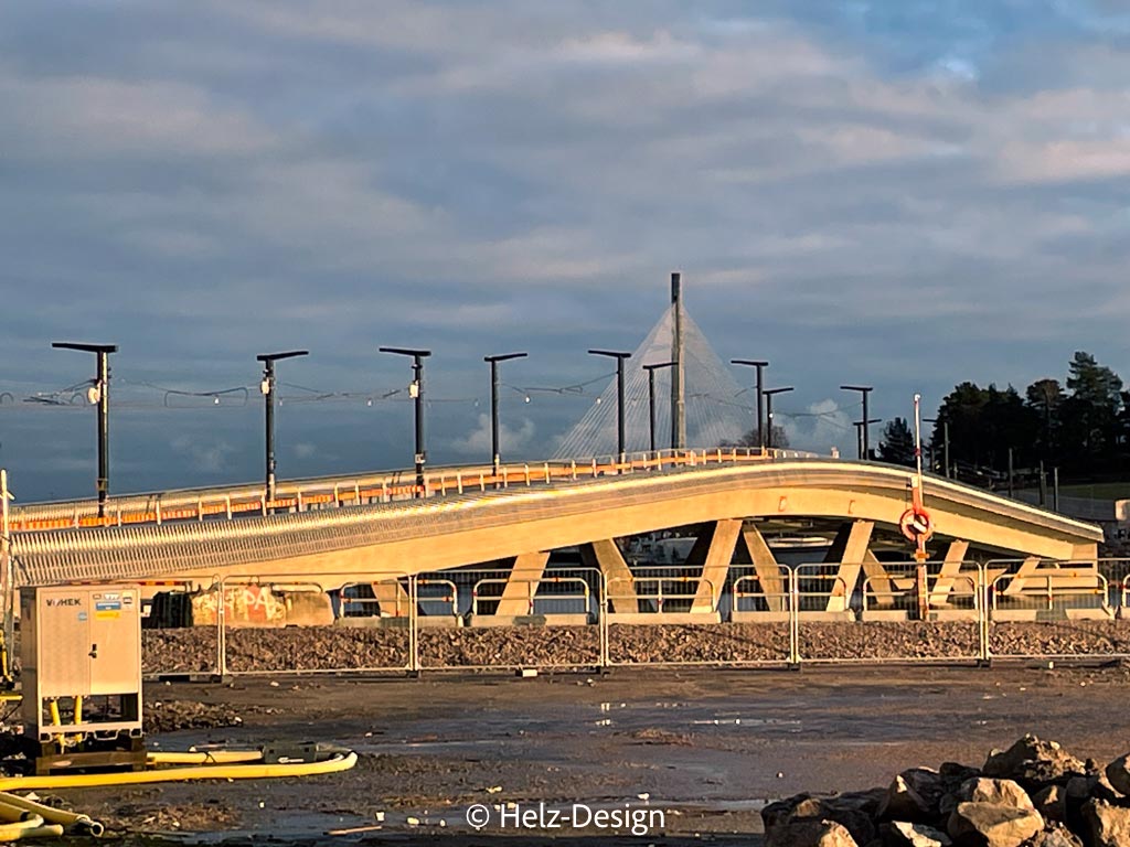 vorne Finkensilta, Weg nach Korkeasaari, hinten der Pylon der Kruununsilta