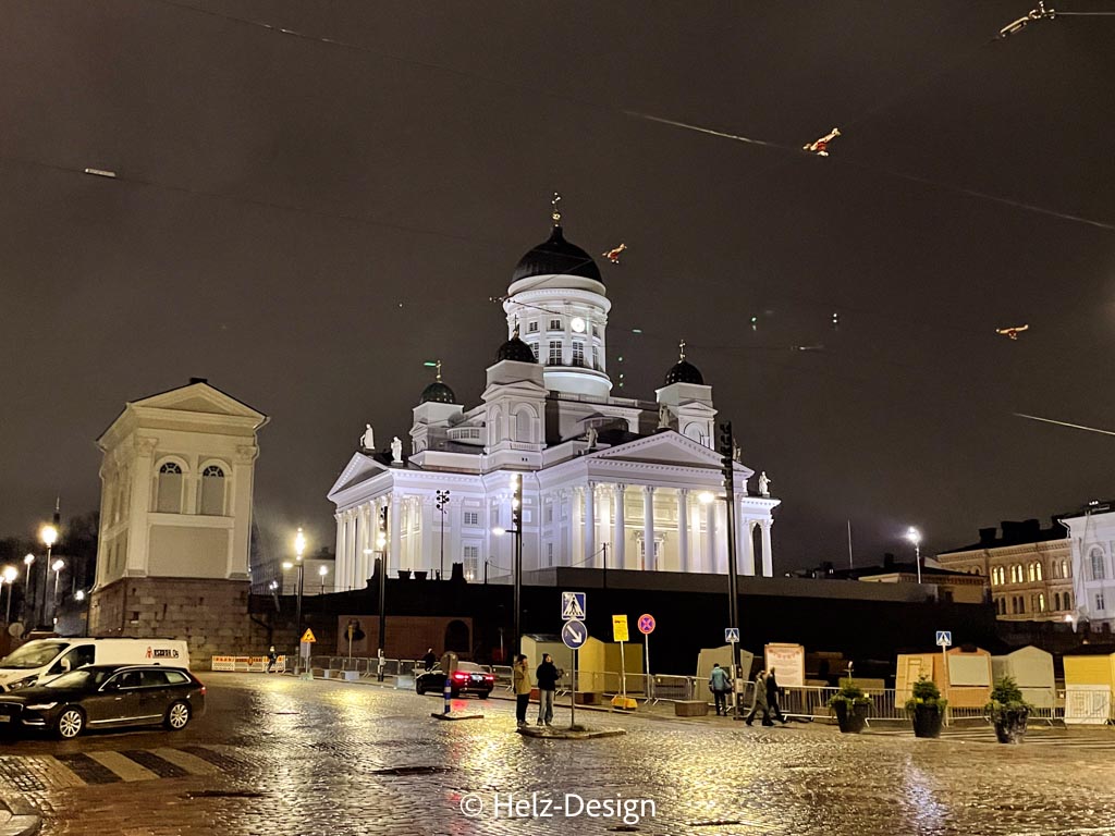 Tuomiokirrko - Senaatintori und erste Weihnachtsmarkt-Hütten