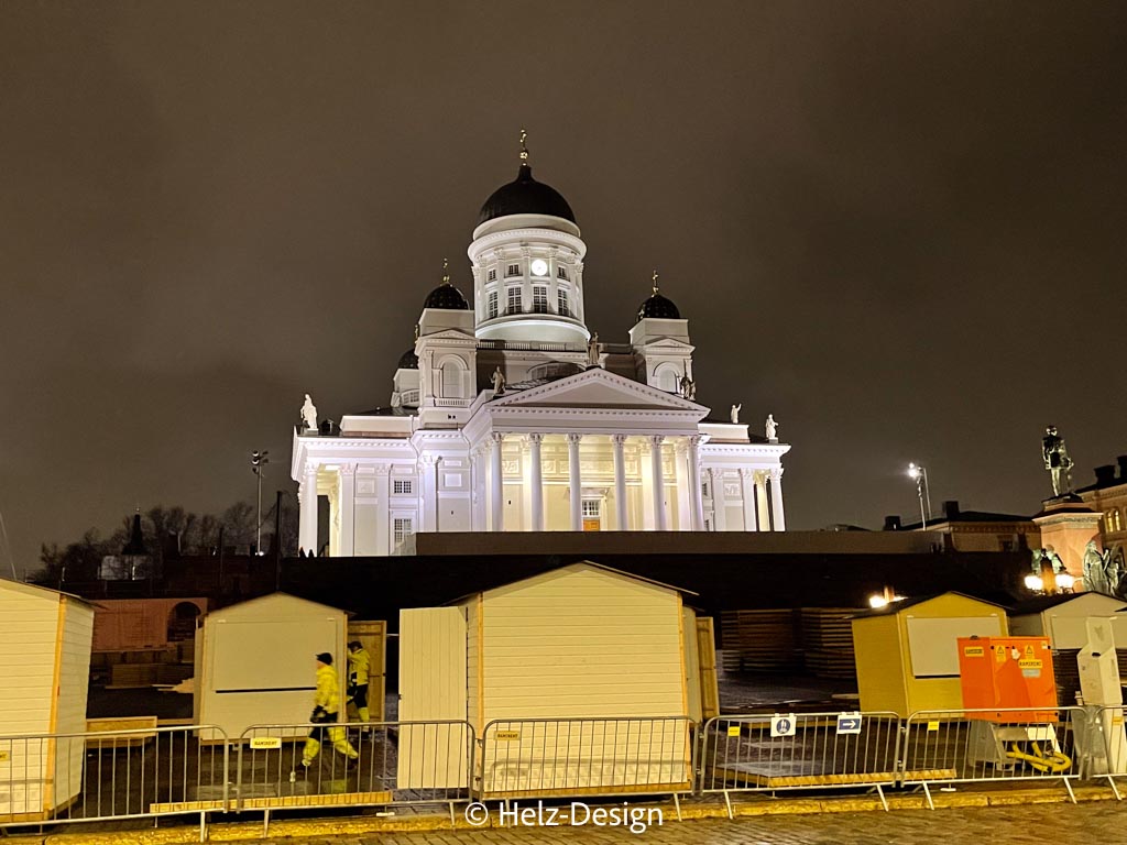 Tuomiokirrko - Senaatintori und erste Weihnachtsmarkt-Hütten