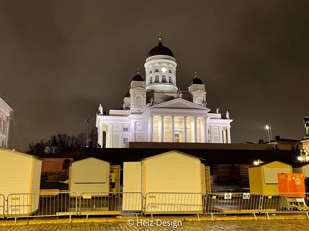 Tuomiokirrko - Senaatintori und erste Weihnachtsmarkt-Hütten