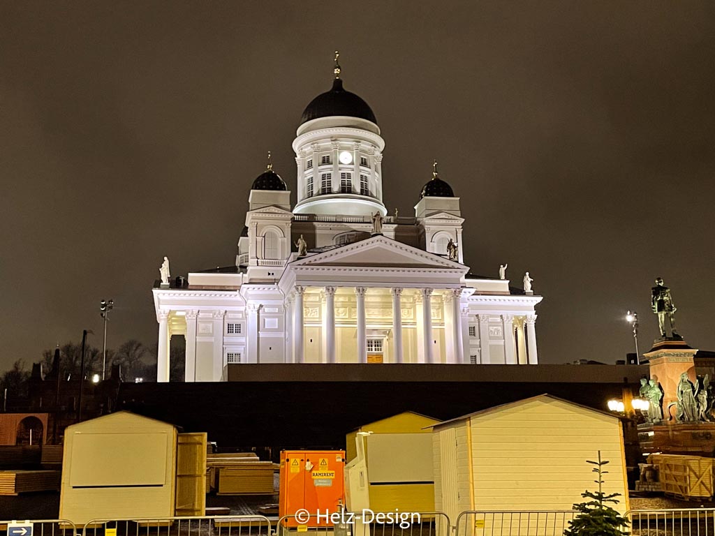 Tuomiokirrko - Senaatintori und erste Weihnachtsmarkt-Hütten