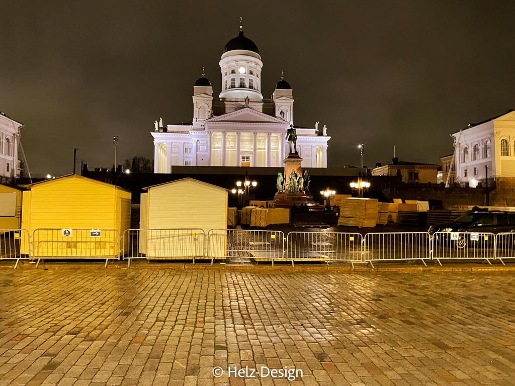 Tuomiokirrko - Senaatintori und erste Weihnachtsmarkt-Hütten