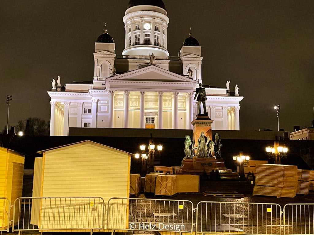 Tuomiokirrko - Senaatintori und erste Weihnachtsmarkt-Hütten