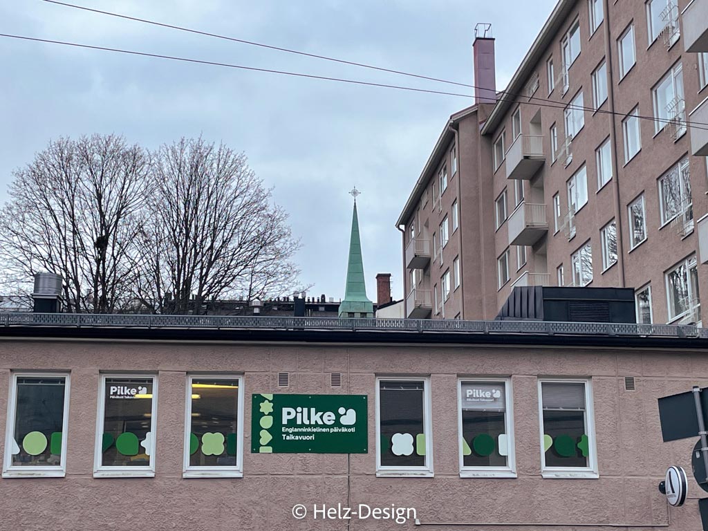 Helsinginkatu und Blick auf die Pyhän Sydämen kappeli
