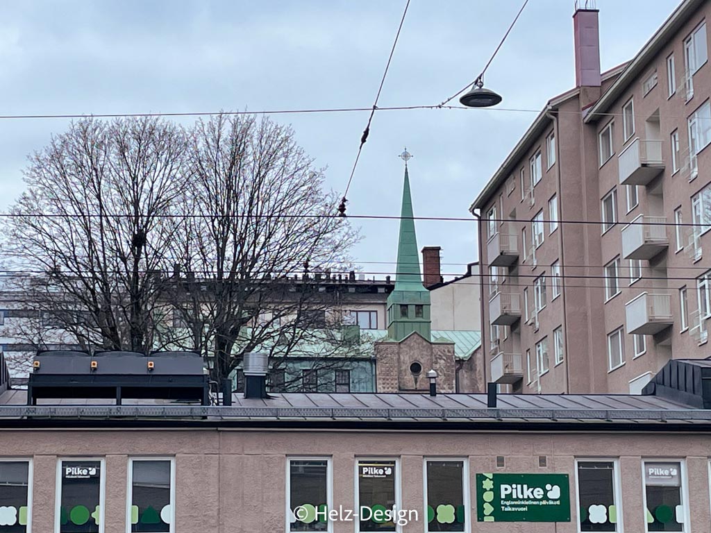 Helsinginkatu und Blick auf die Pyhän Sydämen kappeli