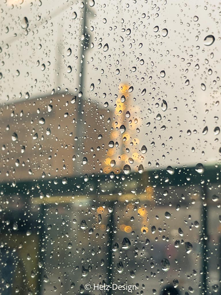 Helsinki Postitalo im Regen