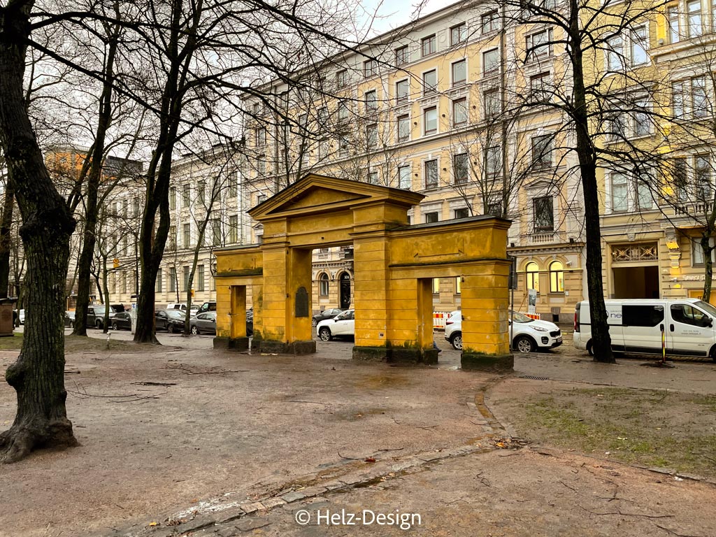 Vanhan Kirkkopuisto Haupteingang vom Bulevardi