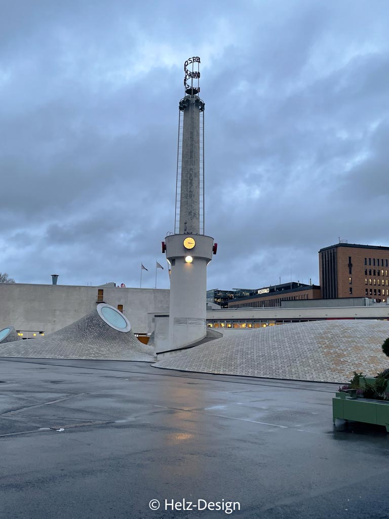 Lasipalatsinaukio im Hintergrund Postitalo