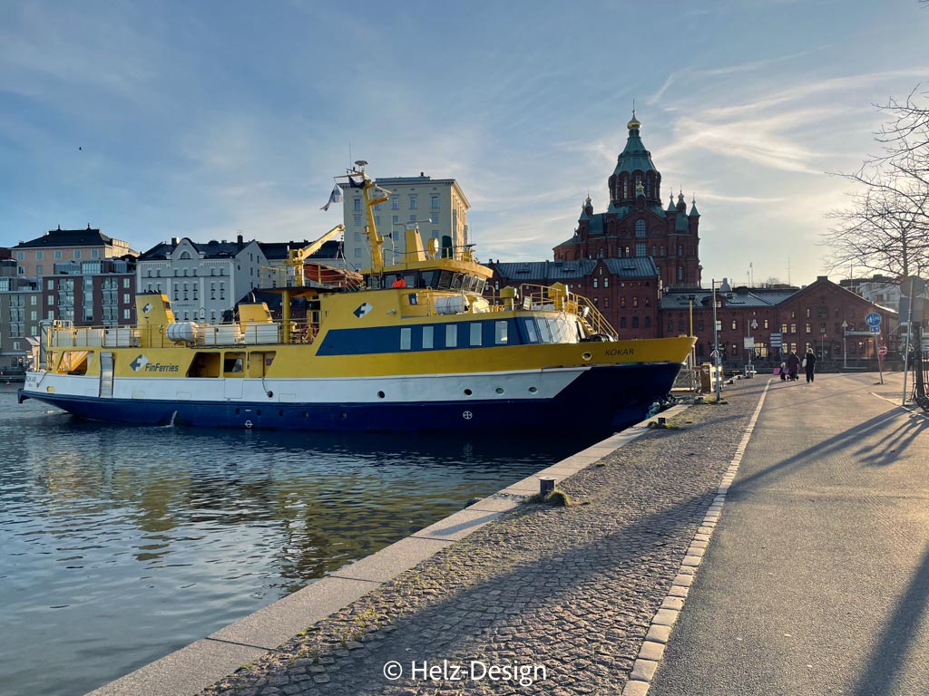 Boot im Hafen und Uspenskikatedraali