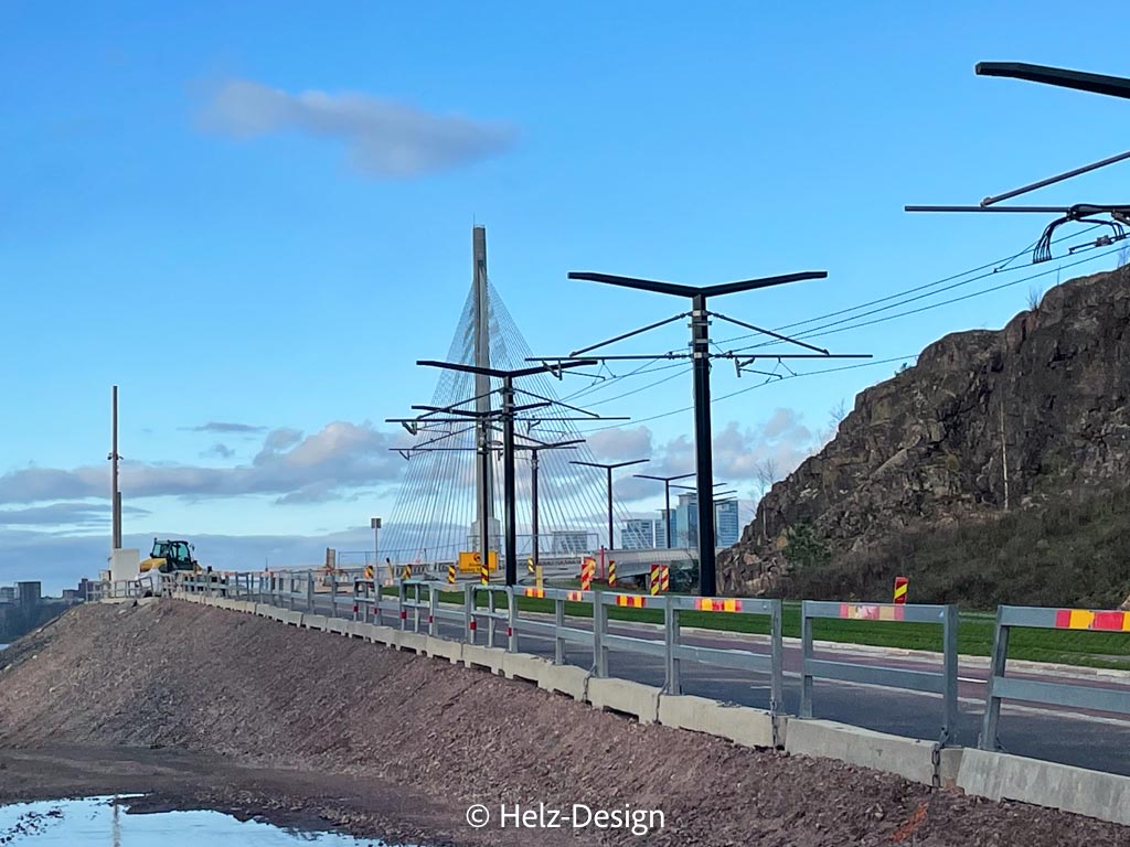 Kruununvuorensilta Pylon und im Hintergrund die Hochhäuser von Kalasatama